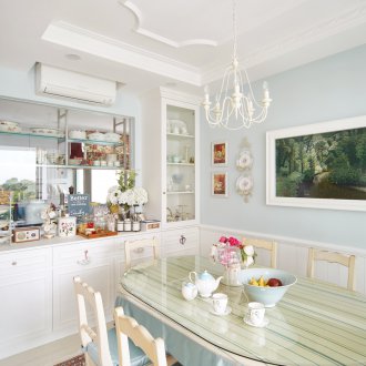 Pangsapuri studio dengan ruang makan di gaya Provence