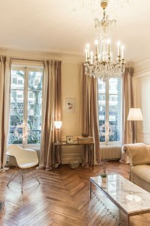 Pangsapuri studio gaya Provence dengan perapian