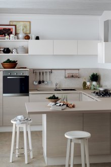 Pembentukan semula dapur dengan meja dapur
