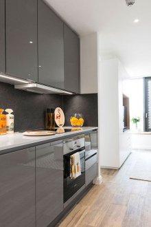 Dapur renovasi dengan aksen kuning