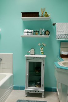 Тюркоазен бял интериор за баня