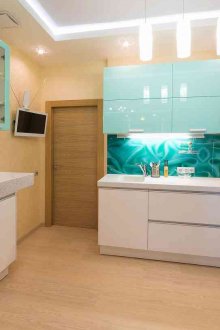 Тюркоазена бежова кухня