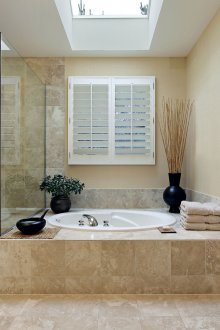 Pancuran penjuru dengan kaca