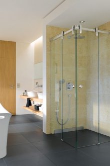 Bilik mandi dan pancuran mandian di bilik yang luas