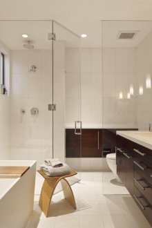 Mandi dan tandas di belakang kaca di bilik mandi