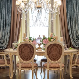 Малинени завеси в хола