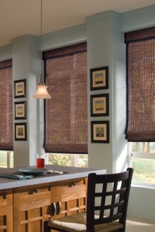 Кафяви римски завеси от естествен материал в кухнята