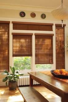 Кафяви щори във вътрешността на кухнята