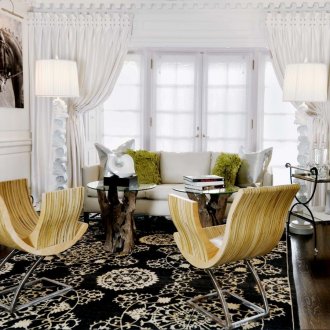 Бели завеси в светла всекидневна