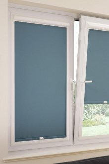 Сини ролетни щори в интериора