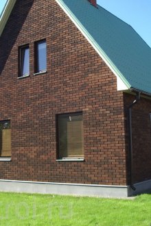 Кафява тухла с различни цветове във фасадата на къщата