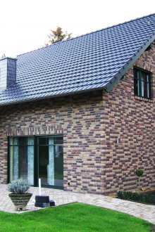 Многоцветна тухла в облицовката на малка къща