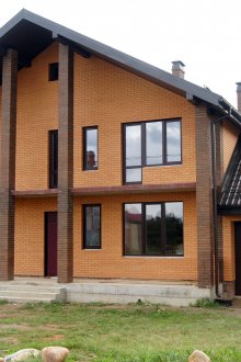 Къща с облицовка от жълта тухла