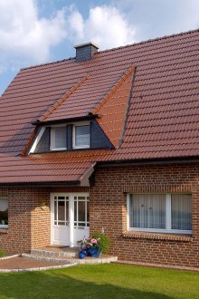 Малка къща с тухлена фасада