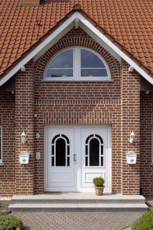 Фасада от тухлена къща