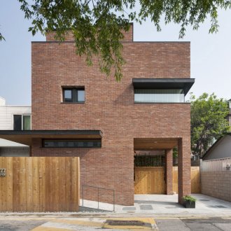 Минималистична къща с облицовка от червена тухла