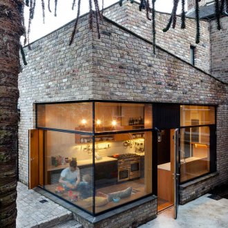 Многоцветна тухла в облицовката на модерна къща