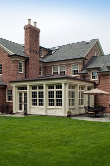 Червени и черни тухли в облицовката на къщата