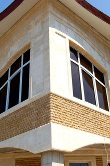 Нарязана тухла в облицовката на къщата