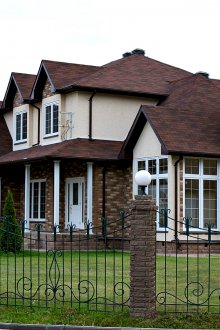 Кафява тухла с различни цветове в облицовката на къщата