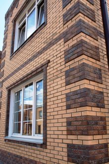 Комбинацията от тъмна и светла облицовъчна тухла в екстериора на къщата