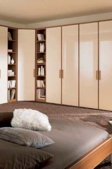 Кафяв и бежов ъглов гардероб в просторна спалня