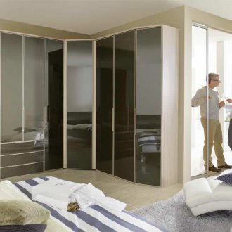 Бежов ъглов шкаф с лъскави тъмни врати