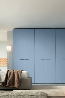 Син ъглов гардероб в спалнята