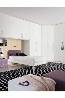 Бял просторен ъглов гардероб в спалнята