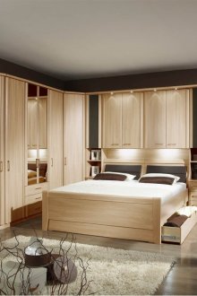 Ъглов гардероб и легло в същия стил