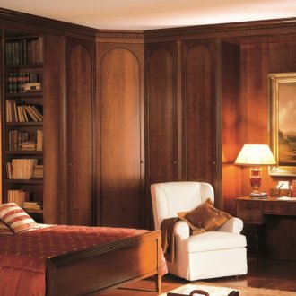 Дървен ъглов шкаф в класически интериор на спалнята