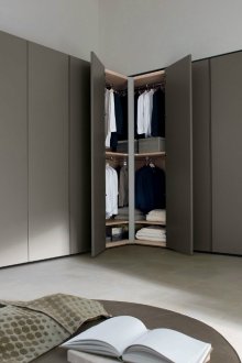 Тъмно сив шарнирен ъглов килер в спалнята