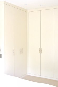 Светло бежов ъглов гардероб в спалнята