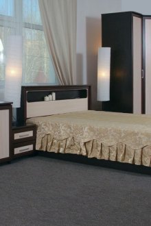 Черен и бежов скрин и ъглов шкаф в интериора на спалнята