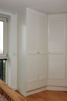 Бял ъглов гардероб в спалнята
