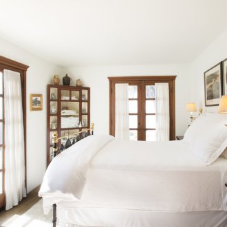 Малък ъглов гардероб в спалнята