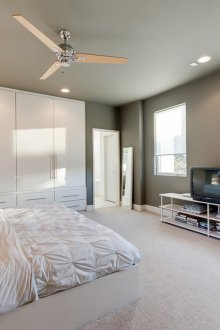 Бял гардероб с интериор на спалнята