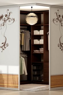 Ъглова съблекалня в дървена и пластмасова спалня