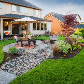 Декорация на двора с камъни, мебели и растения