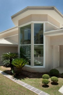 Дизайн на двора на къщата с растения