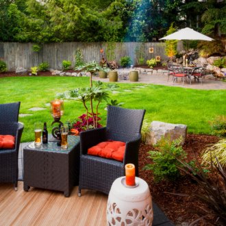 Плетени мебели и растения в дизайна на двора