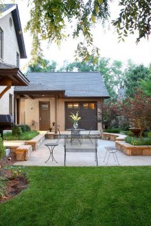 Дизайн на двора на частна къща с растения и кът за сядане