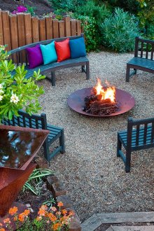 Полукръгли пейки, декоративни растения и огради в двора