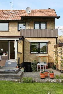 Малка тераса с маса за хранене и грил в двора