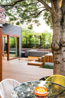 Тераса и басейн в двора