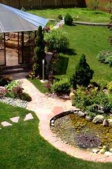 Беседка и езерце на обекта