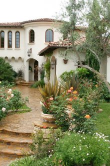 Каменни пътеки и дървета в двора