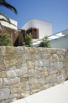 Каменна ограда