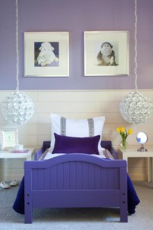 Бяло-виолетови стени и лилаво легло в детска спалня