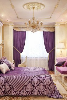 Лилави и розови цветове в златна класическа спалня